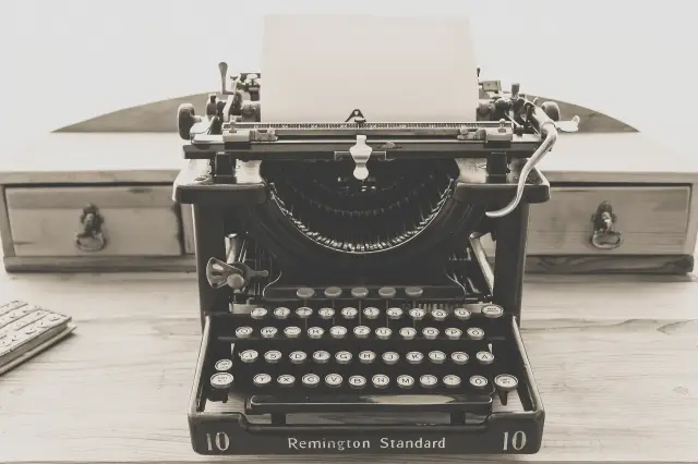 Alte Schreibmaschine mit eingespanntem Papier